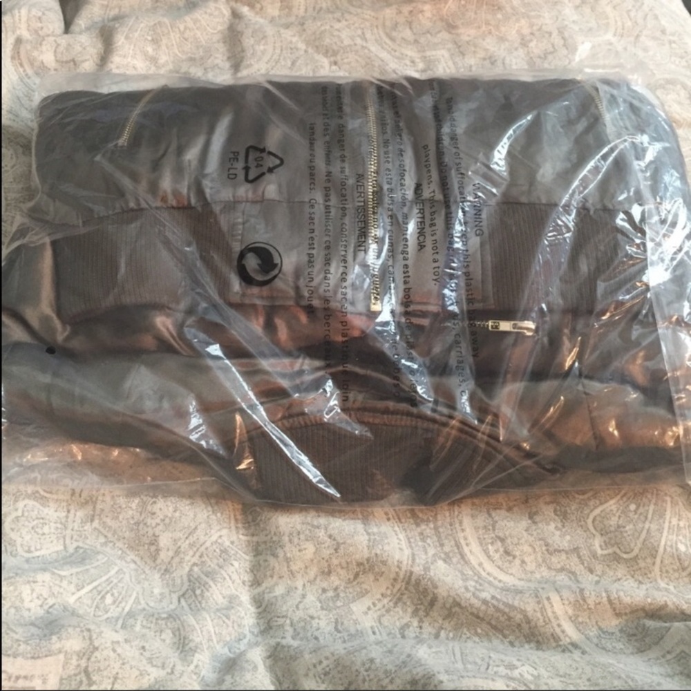 PM EDITOR PICK/HP! ARMY GREEN PUFFER BOMBER JACKET - Picture 5 of 8